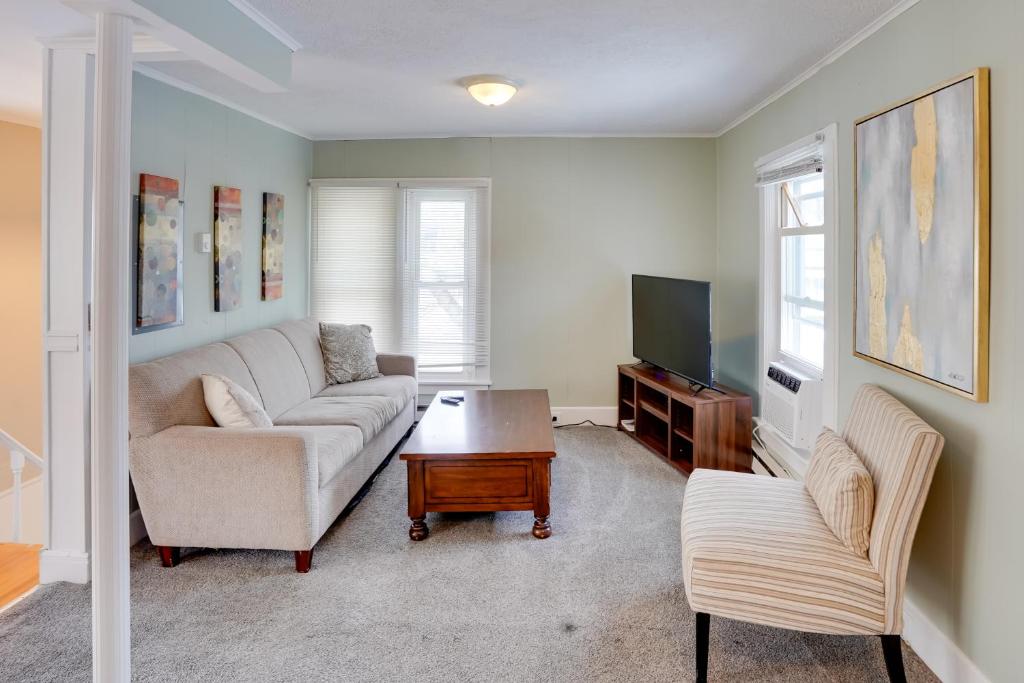 a living room with a couch and a tv at Saratoga Springs Apartment half Mi to Downtown in Saratoga Springs