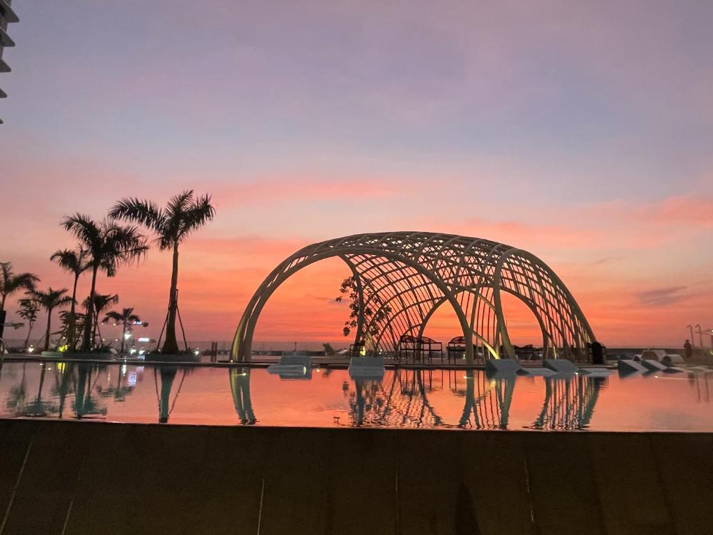 a roller coaster with a sunset in the background at Midori Park The Glory Căn hộ 2 phòng ngủ tại Thành phố Mới Bình Dương in Thu Dau Mot