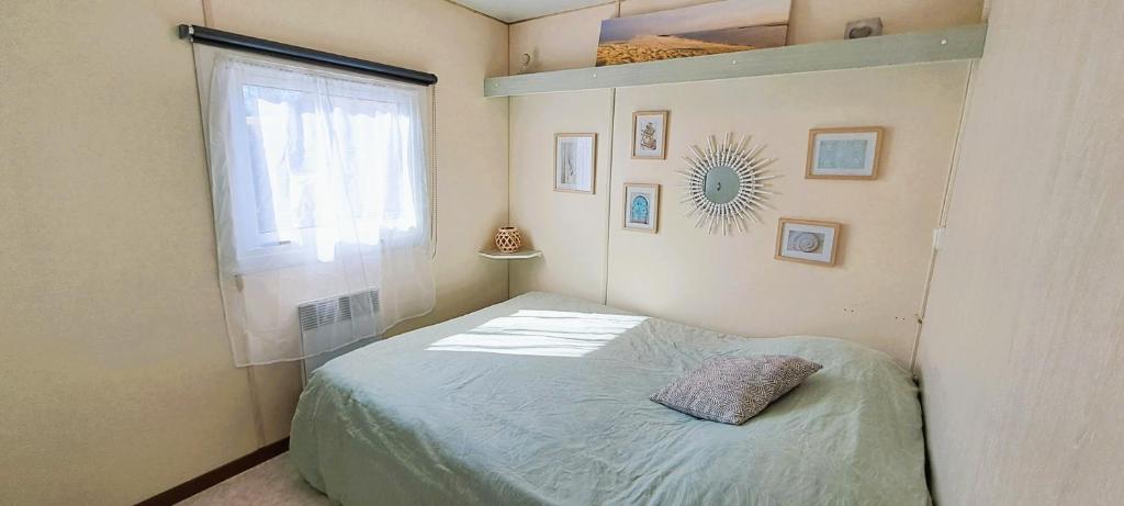 Postel nebo postele na pokoji v ubytování Mobil Home Climatisé Menthe à l'eau