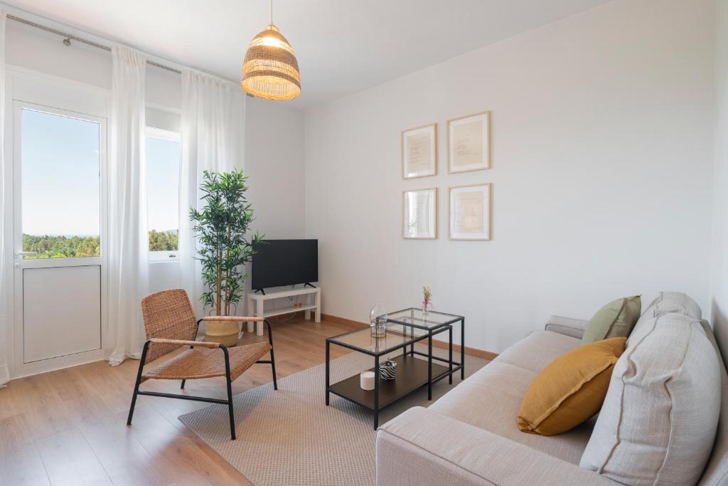 Biały salon z kanapą i telewizorem w obiekcie Perbes Beach Terrace R w mieście Villanueva