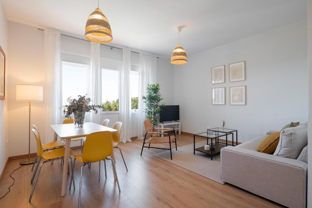 salon ze stołem i kanapą w obiekcie Perbes Beach Terrace R w mieście Villanueva