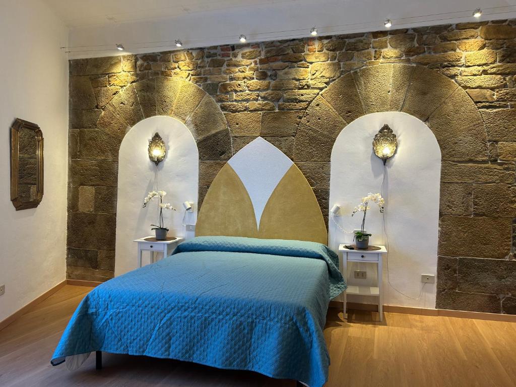 A bed or beds in a room at Pergola Suite