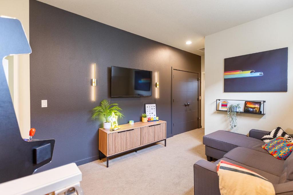 TV a/nebo společenská místnost v ubytování THE PENDLETON - Walkable - Arcade Loft - Modern- Light & Bright