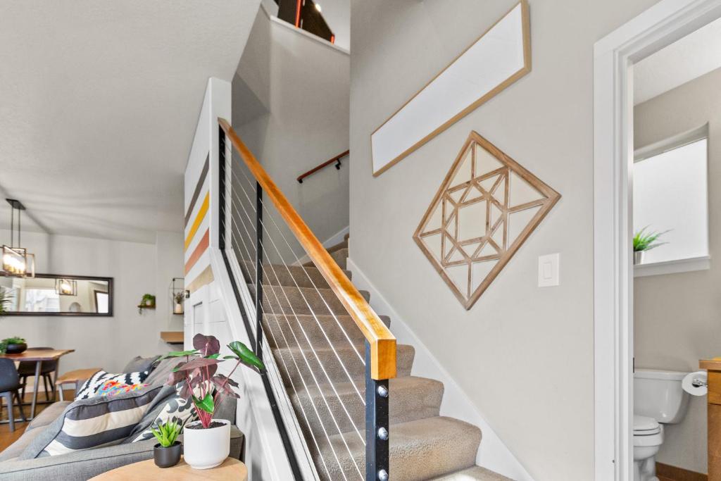 Posezení v ubytování THE PENDLETON - Walkable - Arcade Loft - Modern- Light & Bright