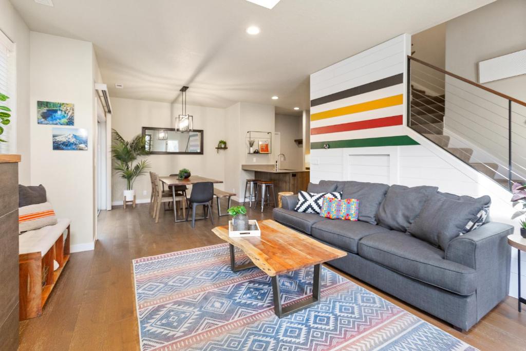 Posezení v ubytování THE PENDLETON - Walkable - Arcade Loft - Modern- Light & Bright