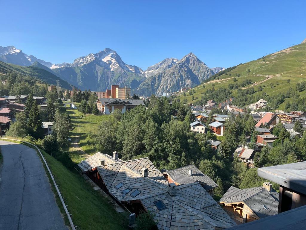 un village dans les montagnes avec une route dans l'établissement Le Galibier 3, à Les Deux Alpes