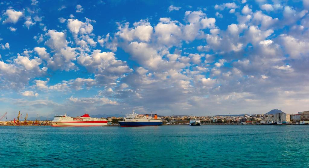 dwie łodzie zacumowane w dużym zbiorniku wody w obiekcie City Life Port Hotel w Heraklionie