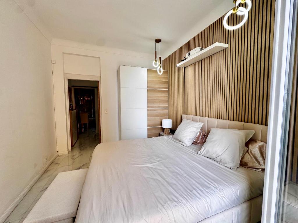Un ou plusieurs lits dans un hébergement de l'établissement Appartement vue mer vue Monaco