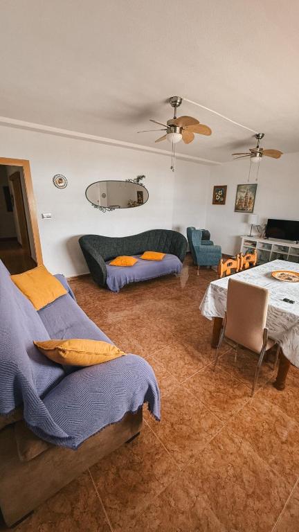 A seating area at Apartamento en primera linea de mar.