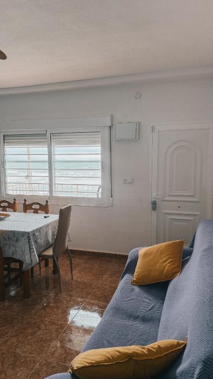 A seating area at Apartamento en primera linea de mar.