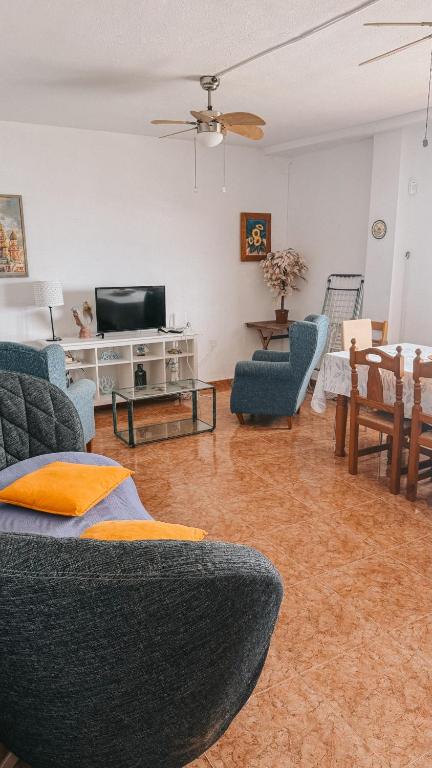 A television and/or entertainment centre at Apartamento en primera linea de mar.