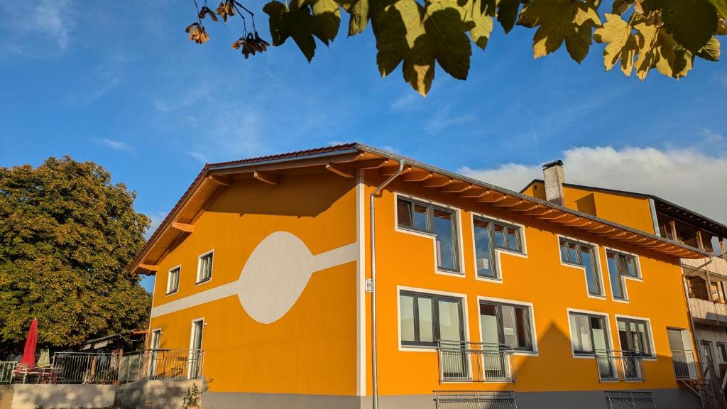 Clădirea în care este situat/ăhanul