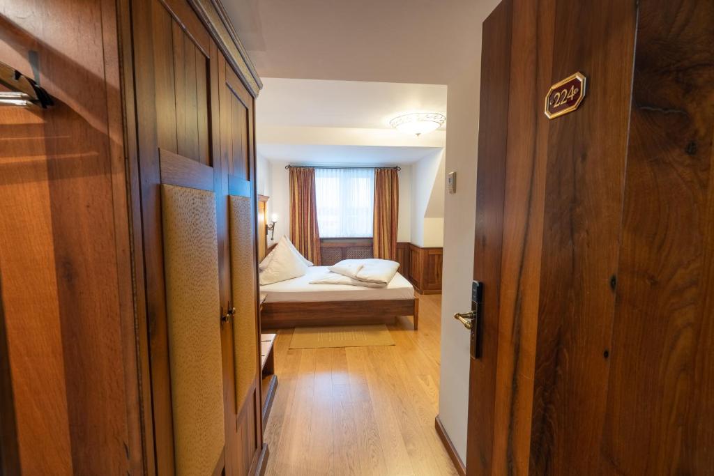 Postel nebo postele na pokoji v ubytování Hotel Hirsch