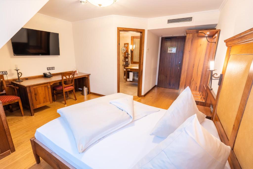 Postel nebo postele na pokoji v ubytování Hotel Hirsch