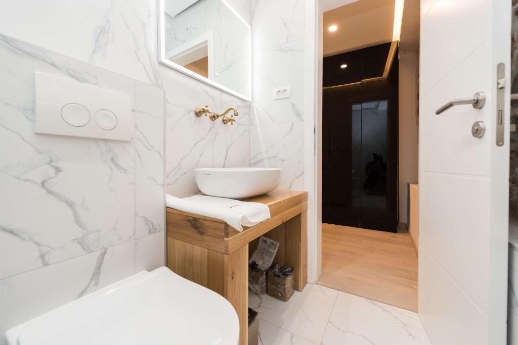 10 Heritage Rooms - 11