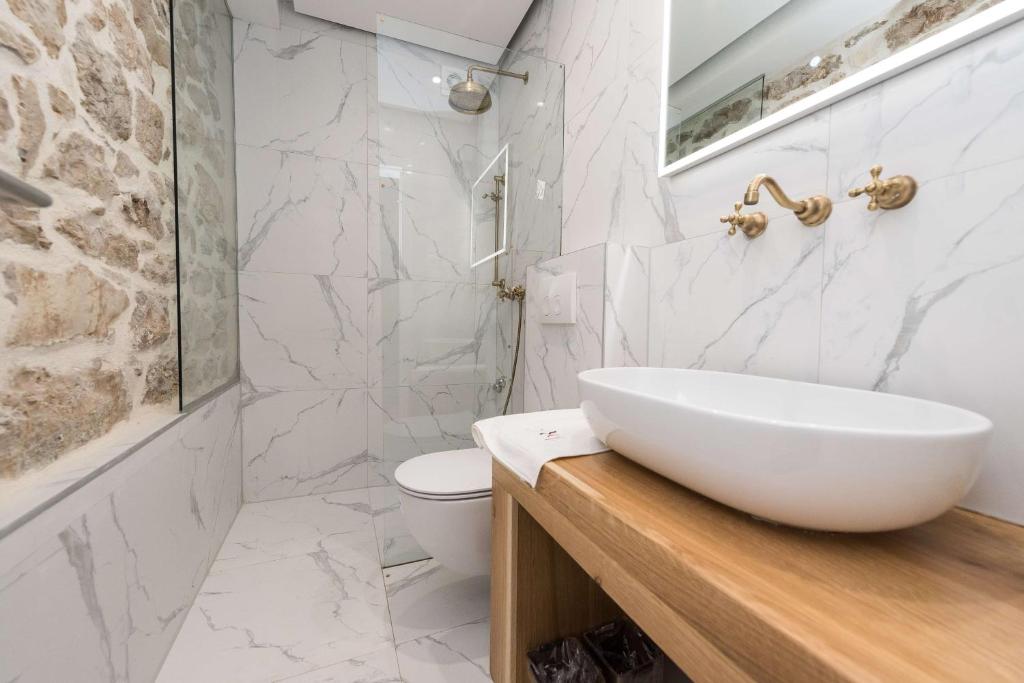 10 Heritage Rooms - 14