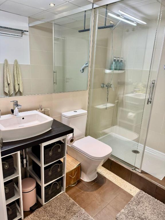 Kúpeľňa v ubytovaní Casares Beach Golf Apartment With Private Garden Direct Pool Access