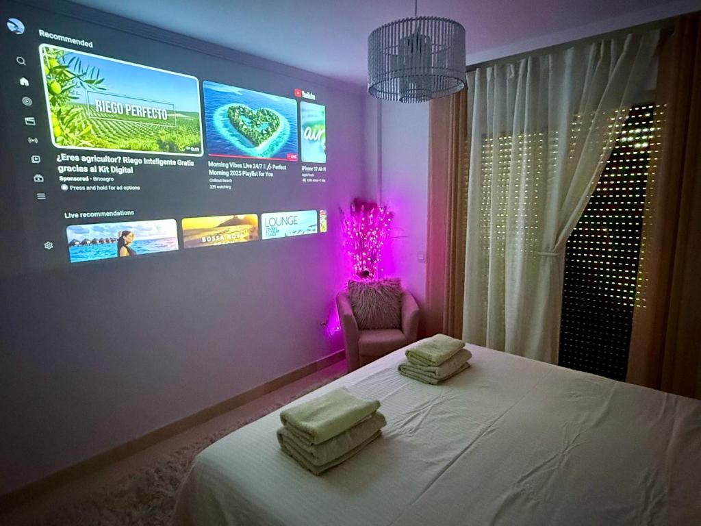 Posteľ alebo postele v izbe v ubytovaní Casares Beach Golf Apartment With Private Garden Direct Pool Access
