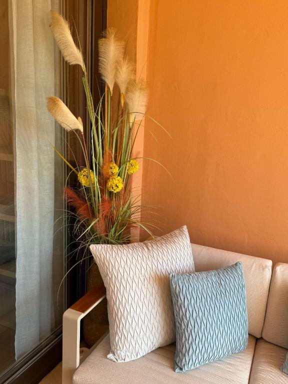 Posedenie v ubytovaní Casares Beach Golf Apartment With Private Garden Direct Pool Access