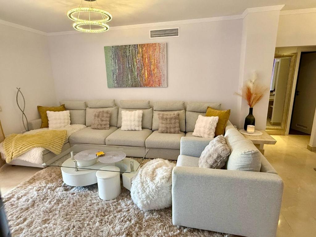 Posedenie v ubytovaní Casares Beach Golf Apartment With Private Garden Direct Pool Access