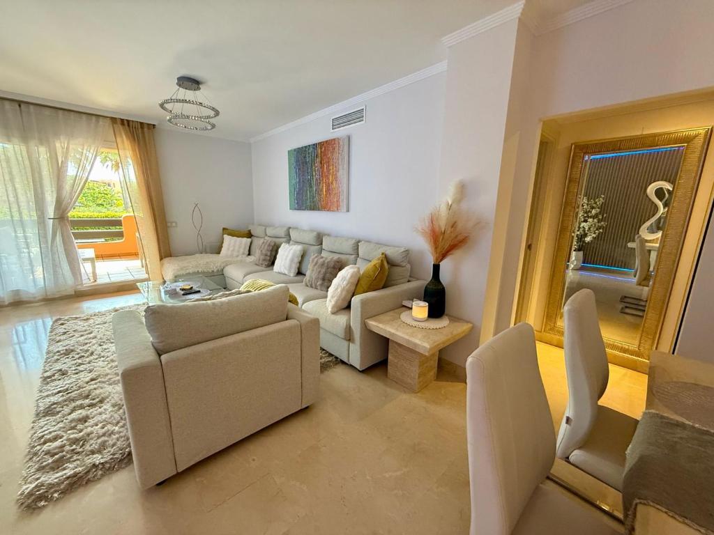 Posedenie v ubytovaní Casares Beach Golf Apartment With Private Garden Direct Pool Access