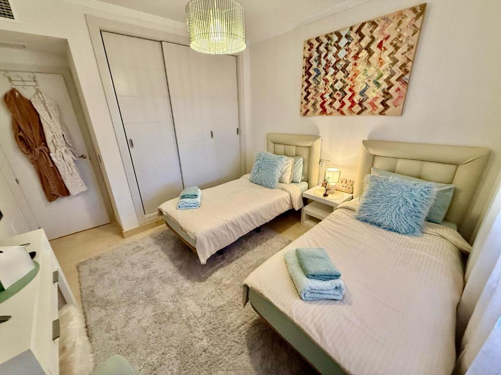 Posteľ alebo postele v izbe v ubytovaní Casares Beach Golf Apartment With Private Garden Direct Pool Access