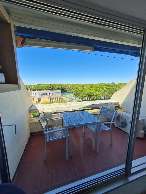 une table et deux chaises assises sur un balcon dans l'établissement Studio cabin at Port Camargue, au Grau-du-Roi
