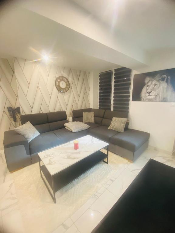 un salon avec un canapé et une table basse dans l'établissement Maison Trésor, à Longny-au-Perche