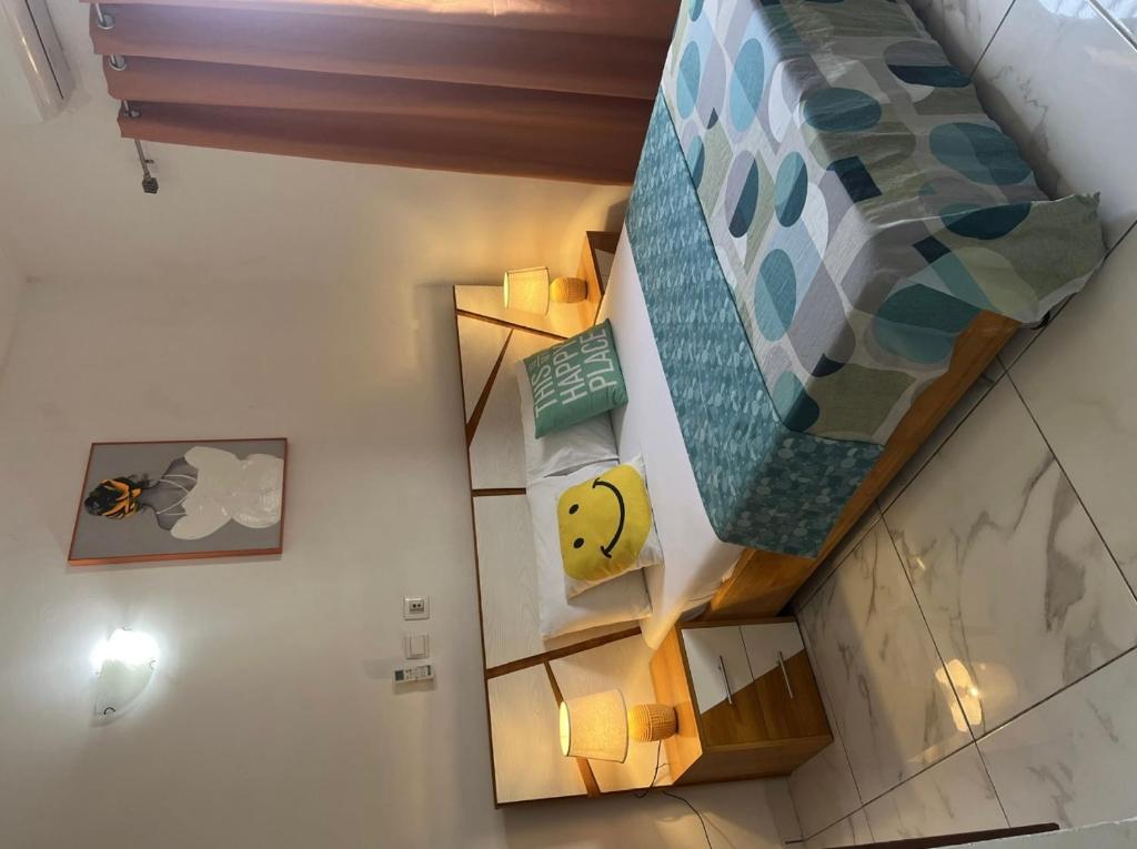 - Vistas a una habitación con cama en Home ADOK, en Abiyán