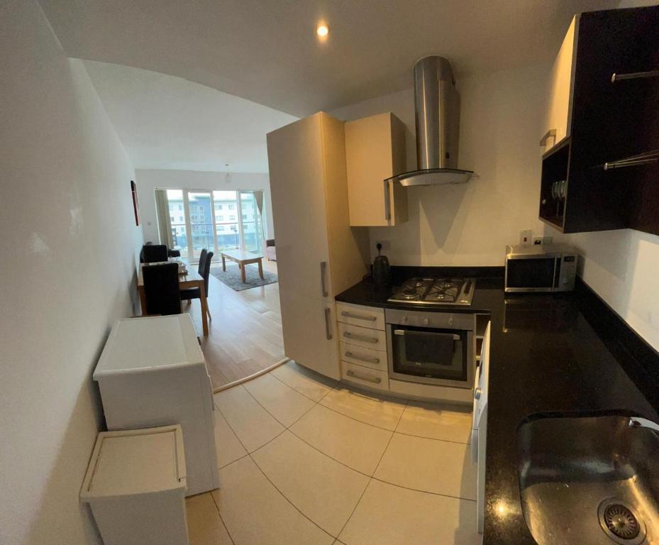 Kuchyň nebo kuchyňský kout v ubytování Superb Double room near Airport