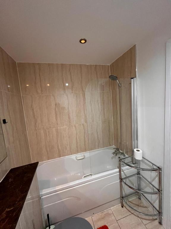 Koupelna v ubytování Superb Double room near Airport