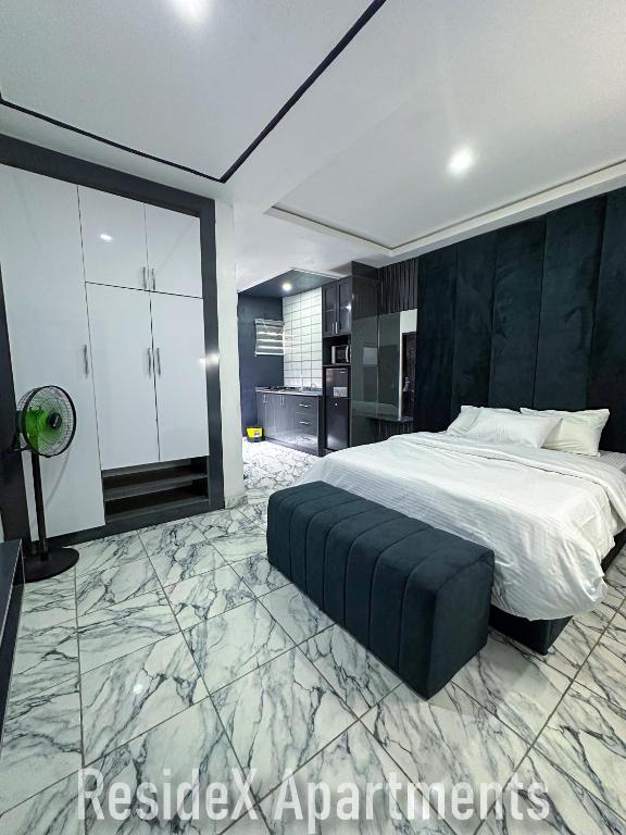 Postel nebo postele na pokoji v ubytování ResideX Apartment