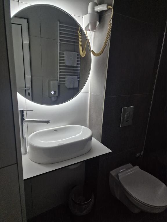 Koupelna v ubytování Hotel S