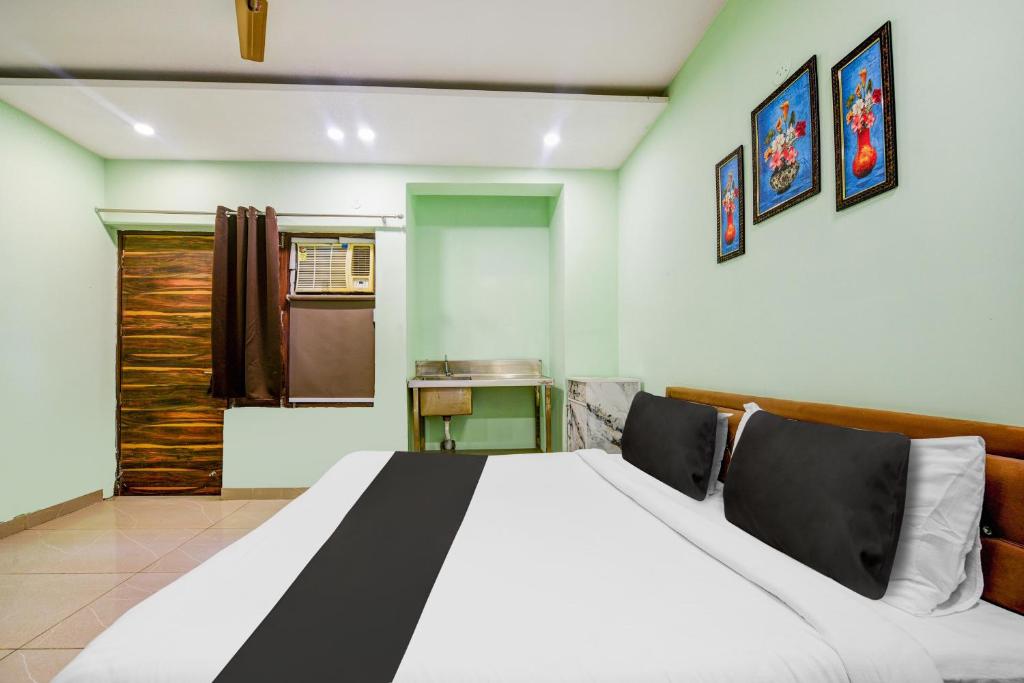 Postel nebo postele na pokoji v ubytování Hotel O Ridge Way Stays