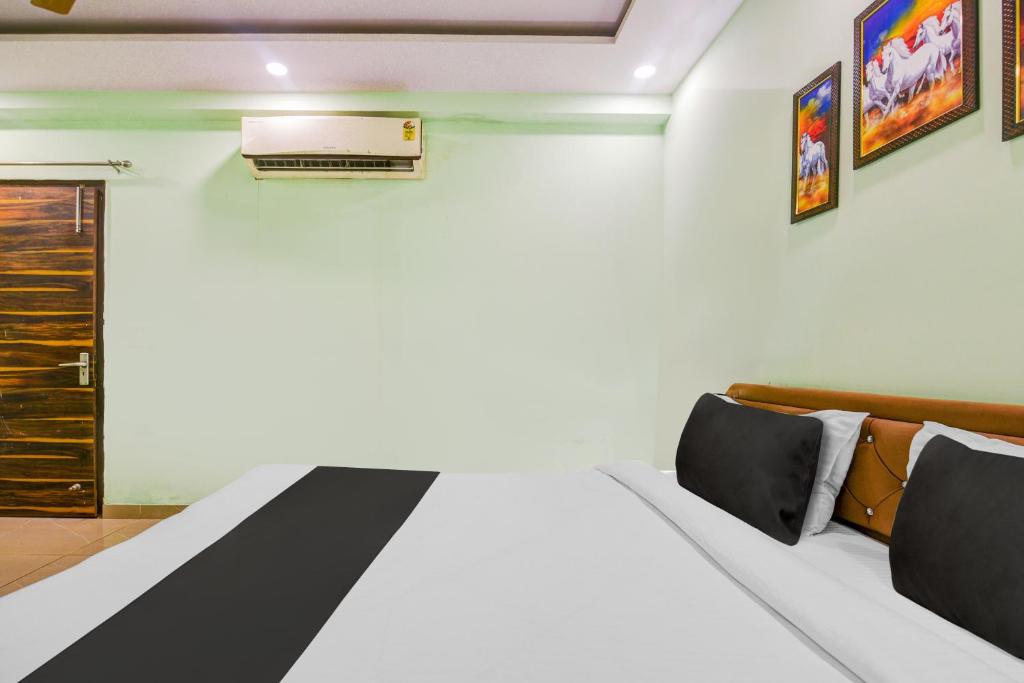 Postel nebo postele na pokoji v ubytování Hotel O Ridge Way Stays