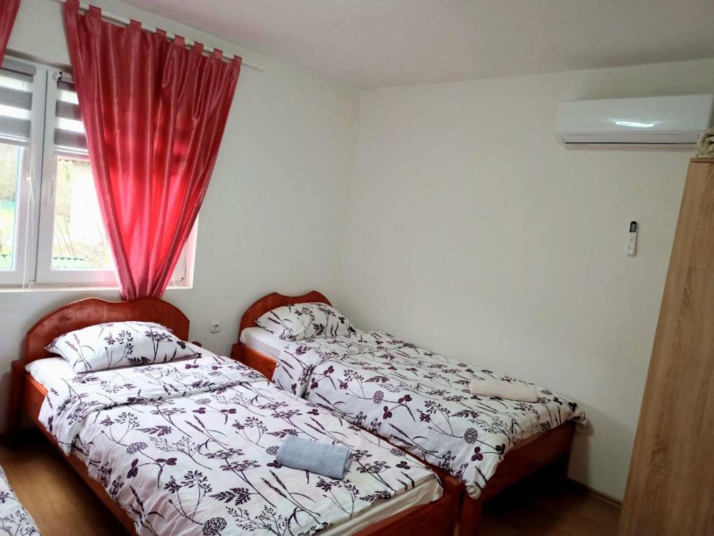 Postel nebo postele na pokoji v ubytování Home-Vasva and Hazim