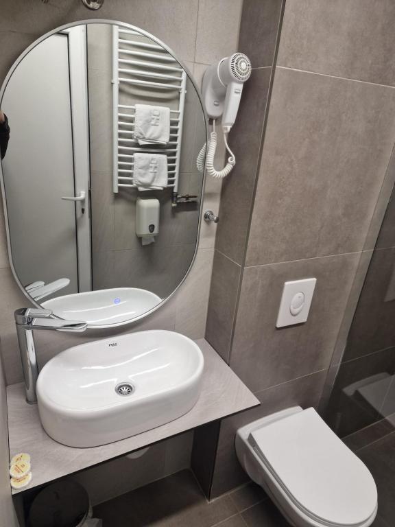 Koupelna v ubytování Hotel S