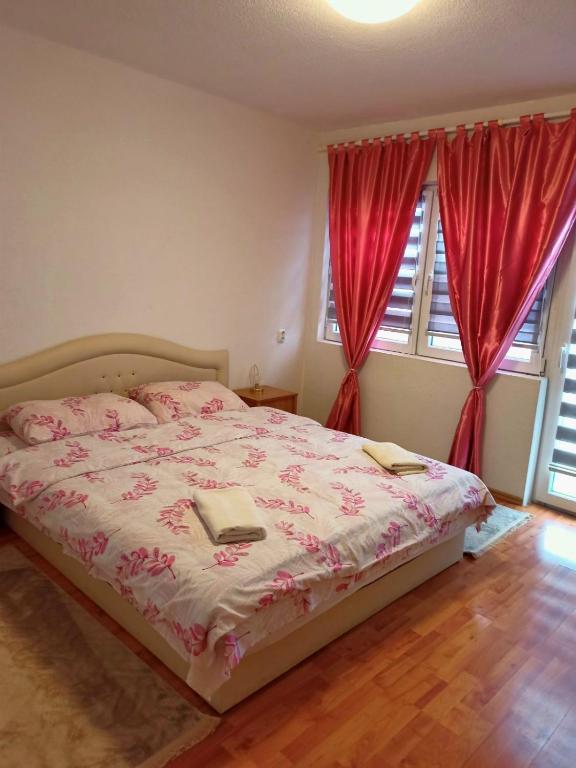 Postel nebo postele na pokoji v ubytování Home-Vasva and Hazim