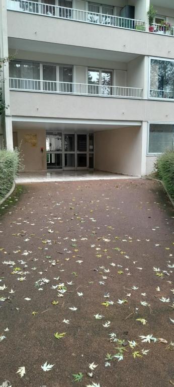 un parking vide devant un immeuble dans l'établissement Grand Studio 25 min Paris Porte Maillot, à Saint-Gratien