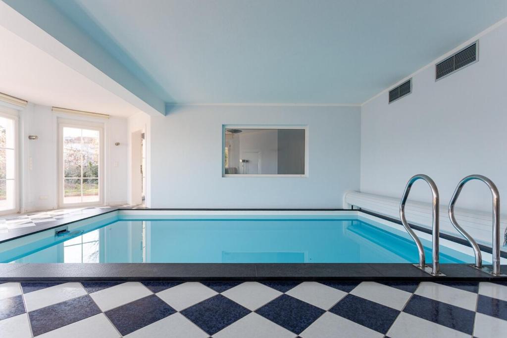 Bazén v ubytování Luxury Villa with Indoor Pool, Jacuzzi, Sauna & Breathtaking City View nebo v jeho okolí