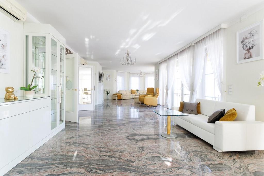 Posezení v ubytování Luxury Villa with Indoor Pool, Jacuzzi, Sauna & Breathtaking City View