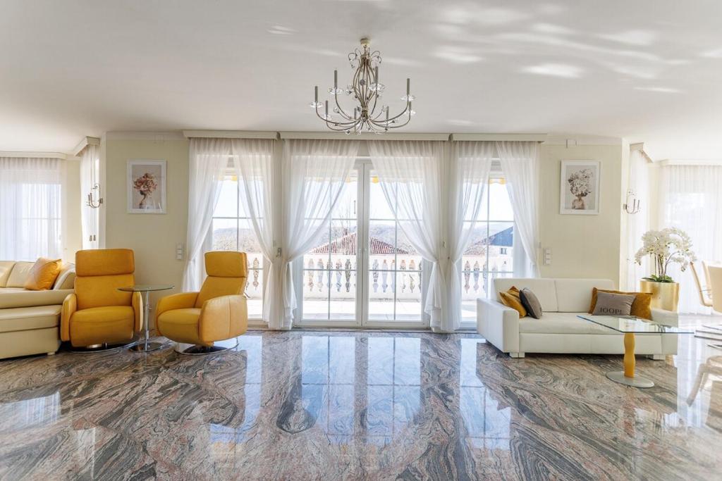 Posezení v ubytování Luxury Villa with Indoor Pool, Jacuzzi, Sauna & Breathtaking City View