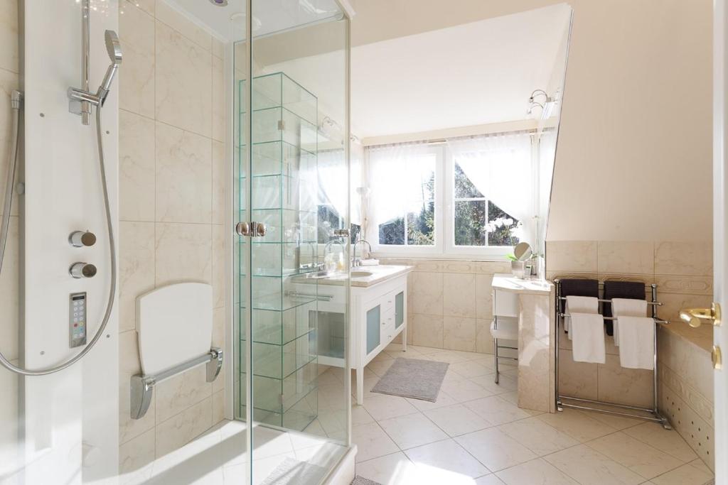 Koupelna v ubytování Luxury Villa with Indoor Pool, Jacuzzi, Sauna & Breathtaking City View
