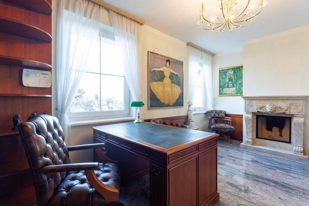 Posezení v ubytování Luxury Villa with Indoor Pool, Jacuzzi, Sauna & Breathtaking City View