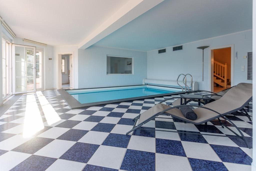 Bazén v ubytování Luxury Villa with Indoor Pool, Jacuzzi, Sauna & Breathtaking City View nebo v jeho okolí