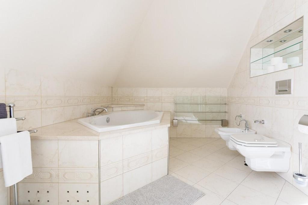 Koupelna v ubytování Luxury Villa with Indoor Pool, Jacuzzi, Sauna & Breathtaking City View