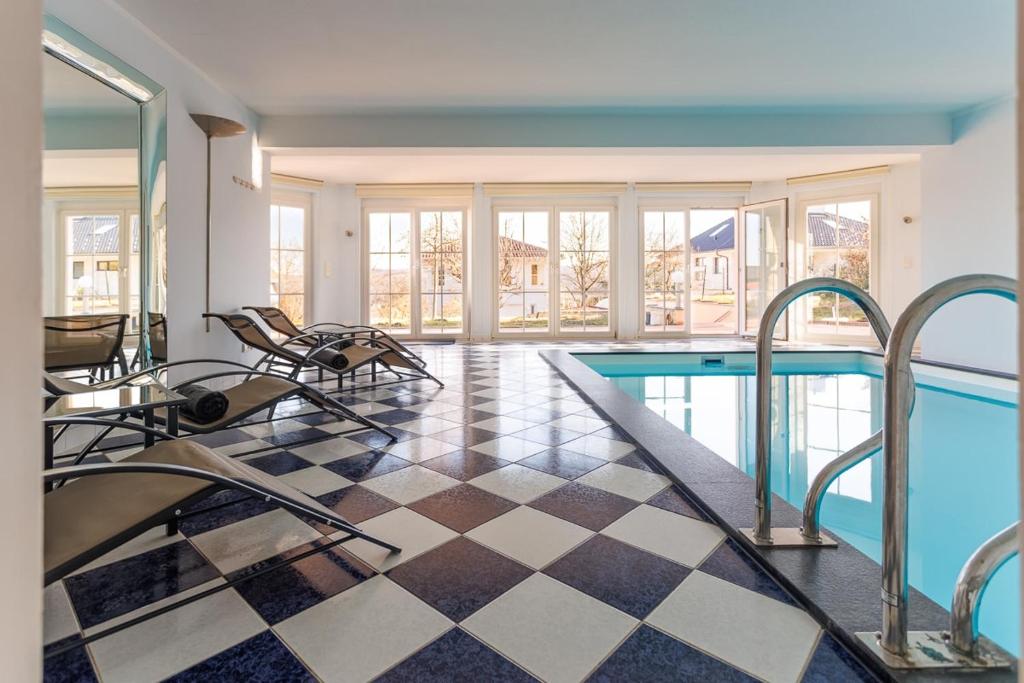 Bazén v ubytování Luxury Villa with Indoor Pool, Jacuzzi, Sauna & Breathtaking City View nebo v jeho okolí