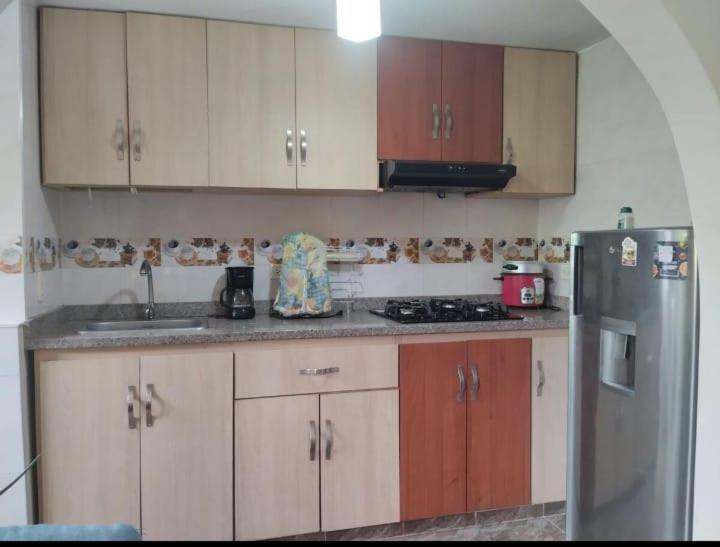 Köök või kööginurk majutusasutuses Habitacion en apartamento en los alcazares cali