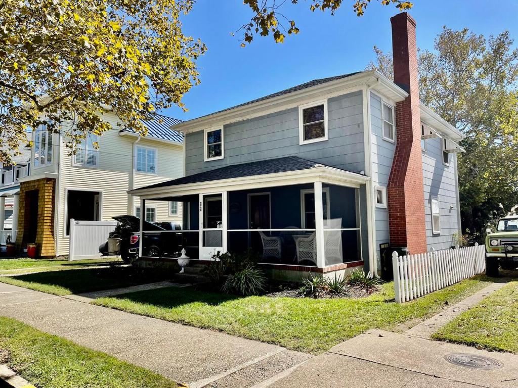 リホボスビーチにあるMaryland avenue 18の通りに面したレンガ造りの煙突のある灰色の家
