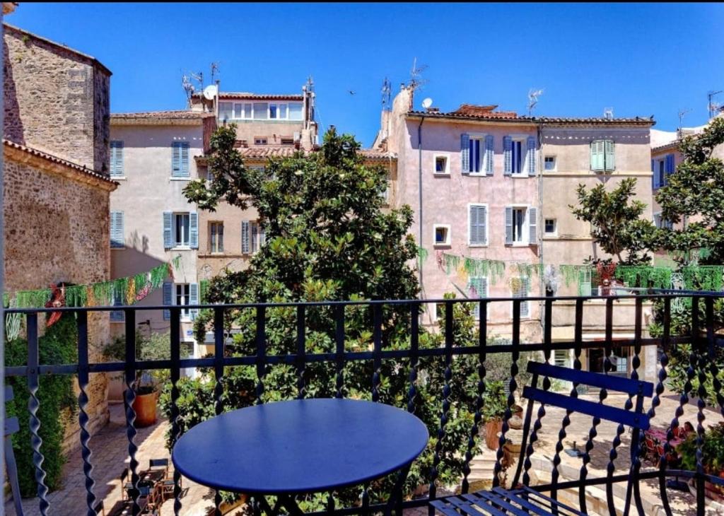 un balcon avec une table bleue et certains bâtiments dans l'établissement Le Balcon de Sadi Carnot Plein centre historique, à La Ciotat